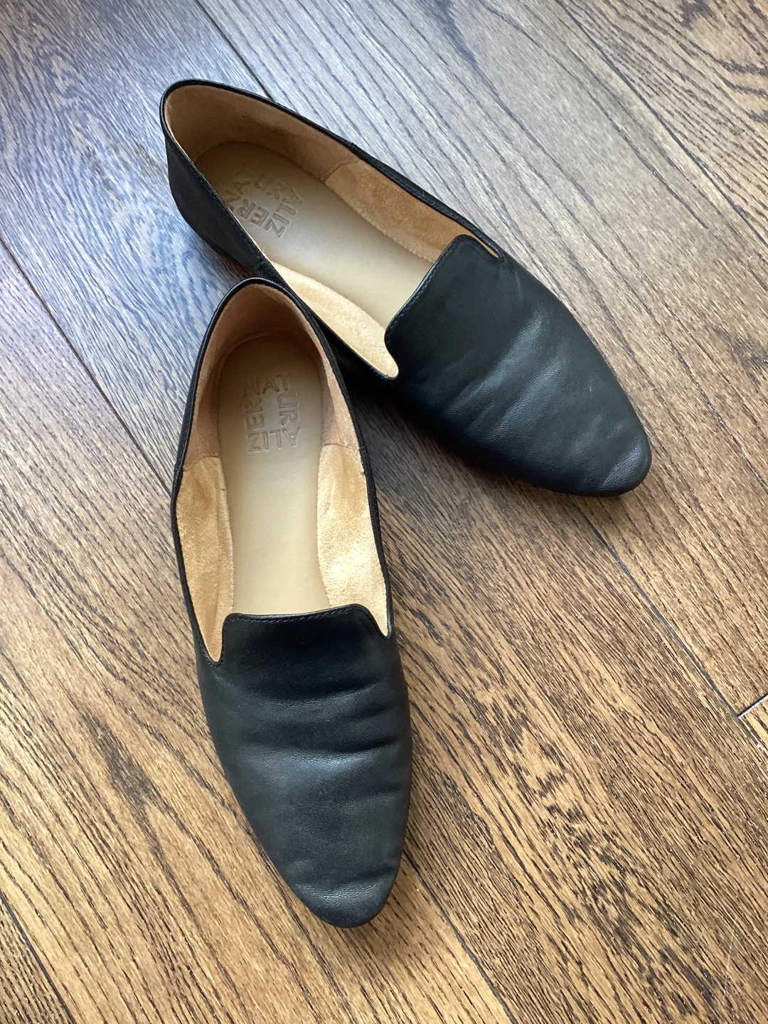 NATURALIZER BLACK LEATHER LOAFERS