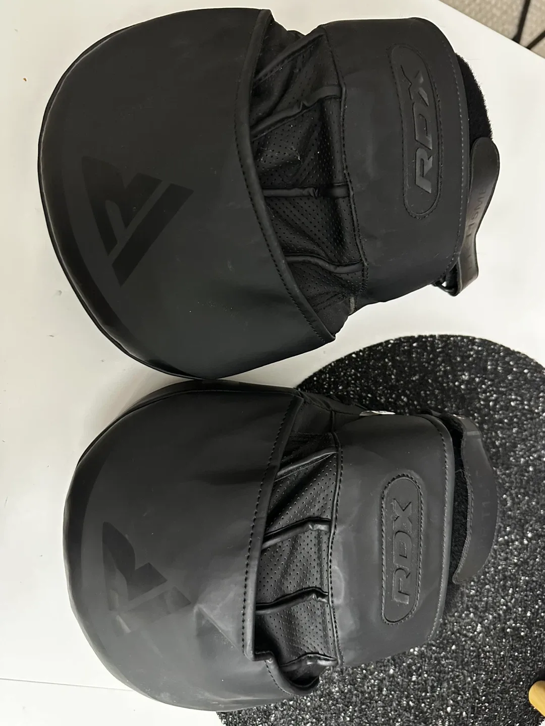 RDX Focus Punch Mitts - Black image indicator(4)