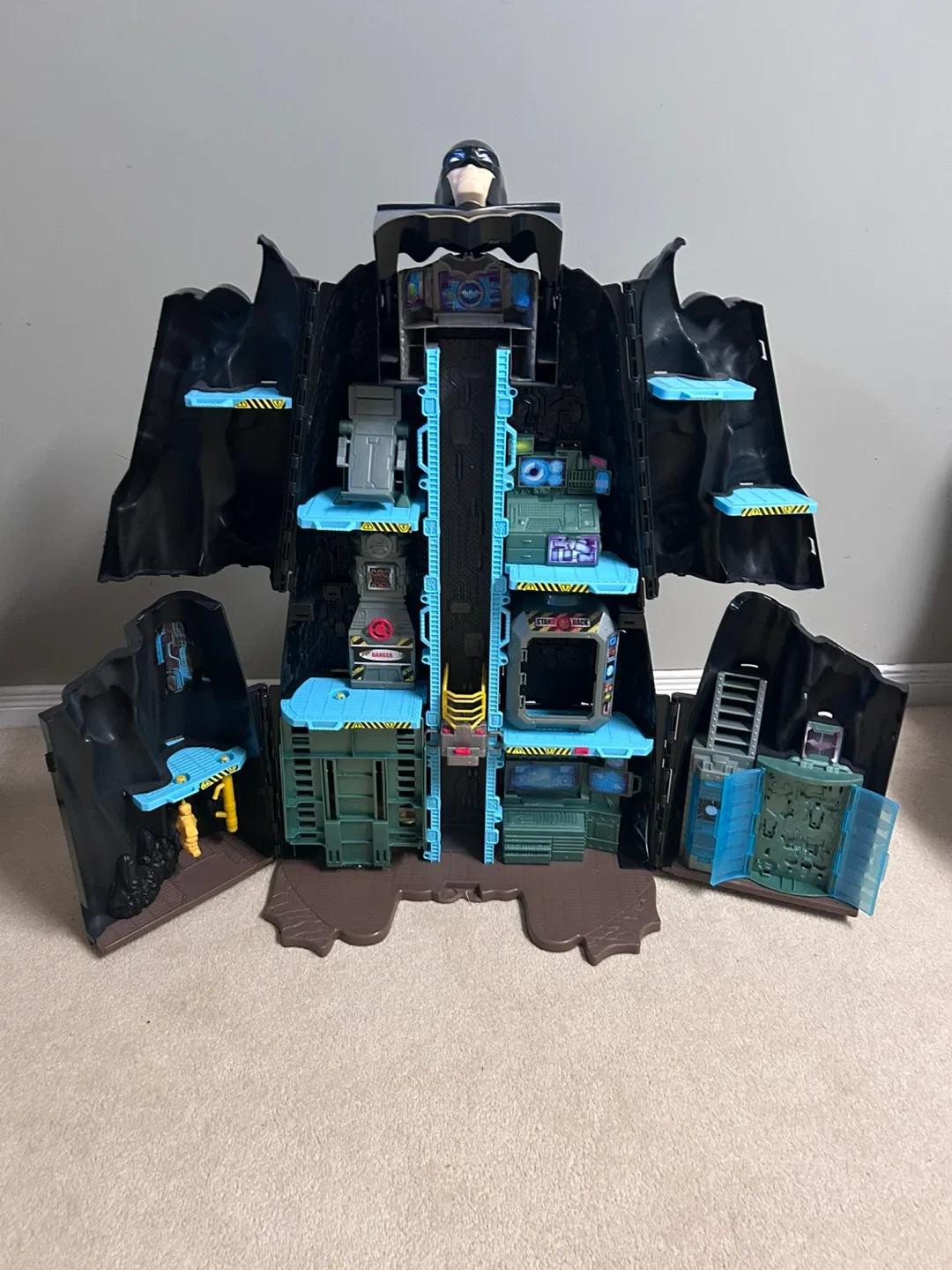 Spin Master Batman 33" Action Figure Playset image indicator(2)