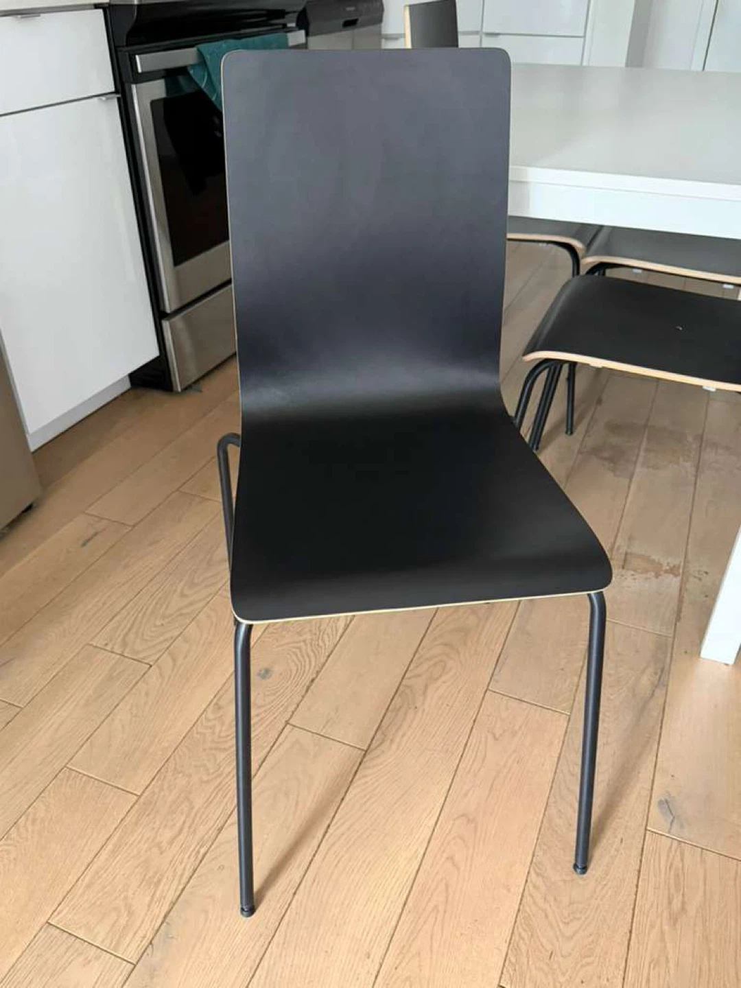 Extendable Dining Table with 4 Chairs – Great Condition - photo 4