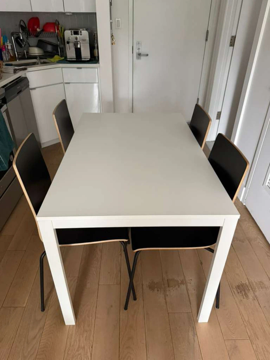 Extendable Dining Table with 4 Chairs – Great Condition