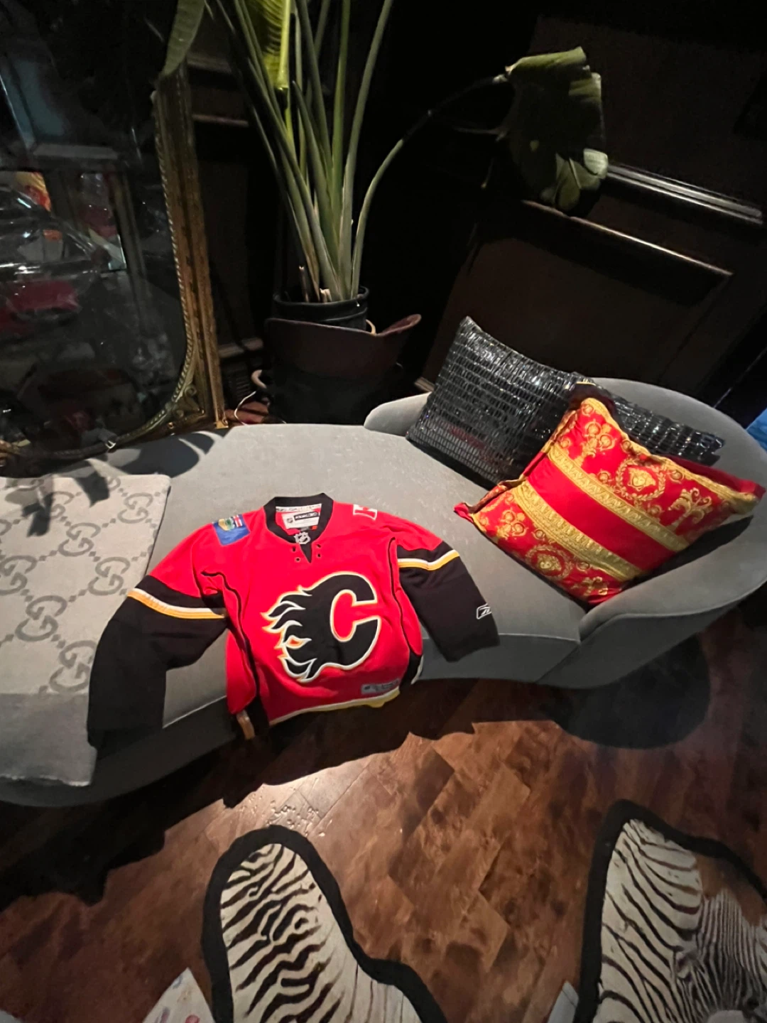 Reebok Calgary Flames NHL Jersey - Size S/M