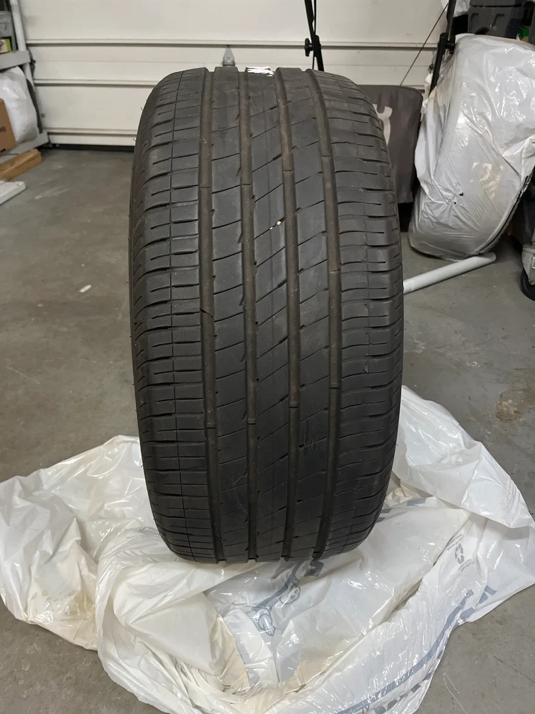 255/40R20 101W M+S Goodyear Tire - Tesla Model Y image indicator(3)