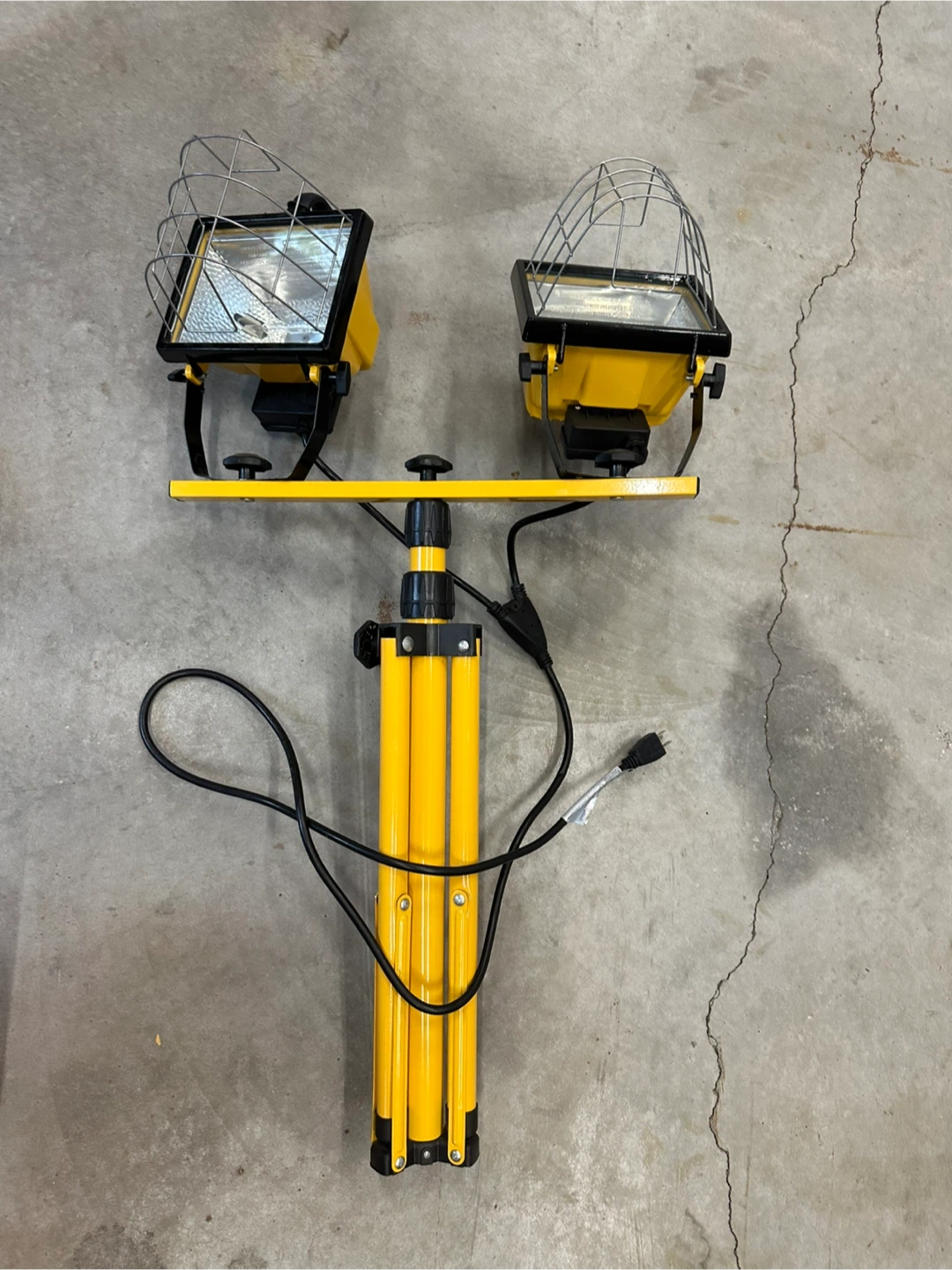 DeWalt Tripod Work Light - Yellow