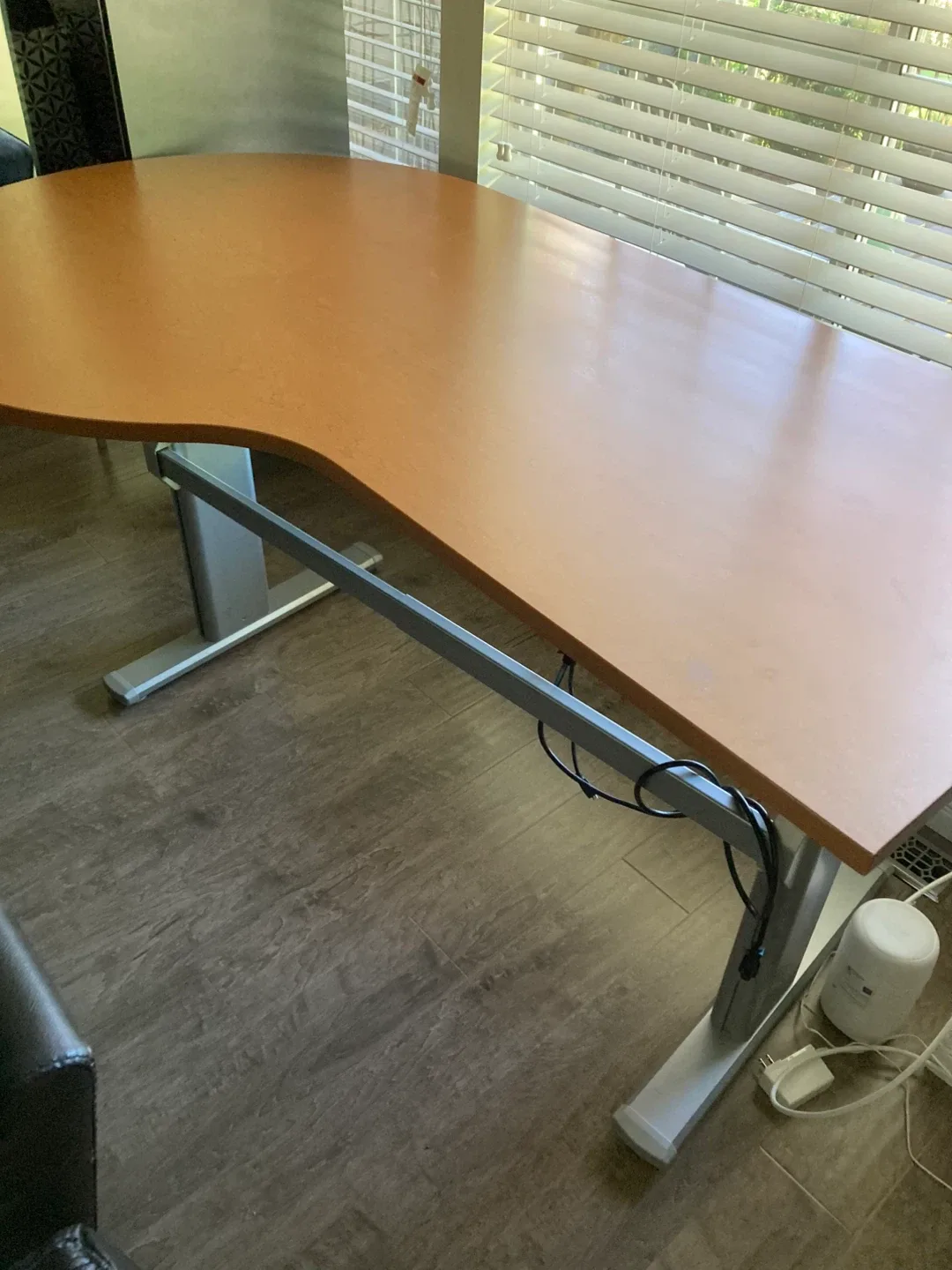 Electric standing desk