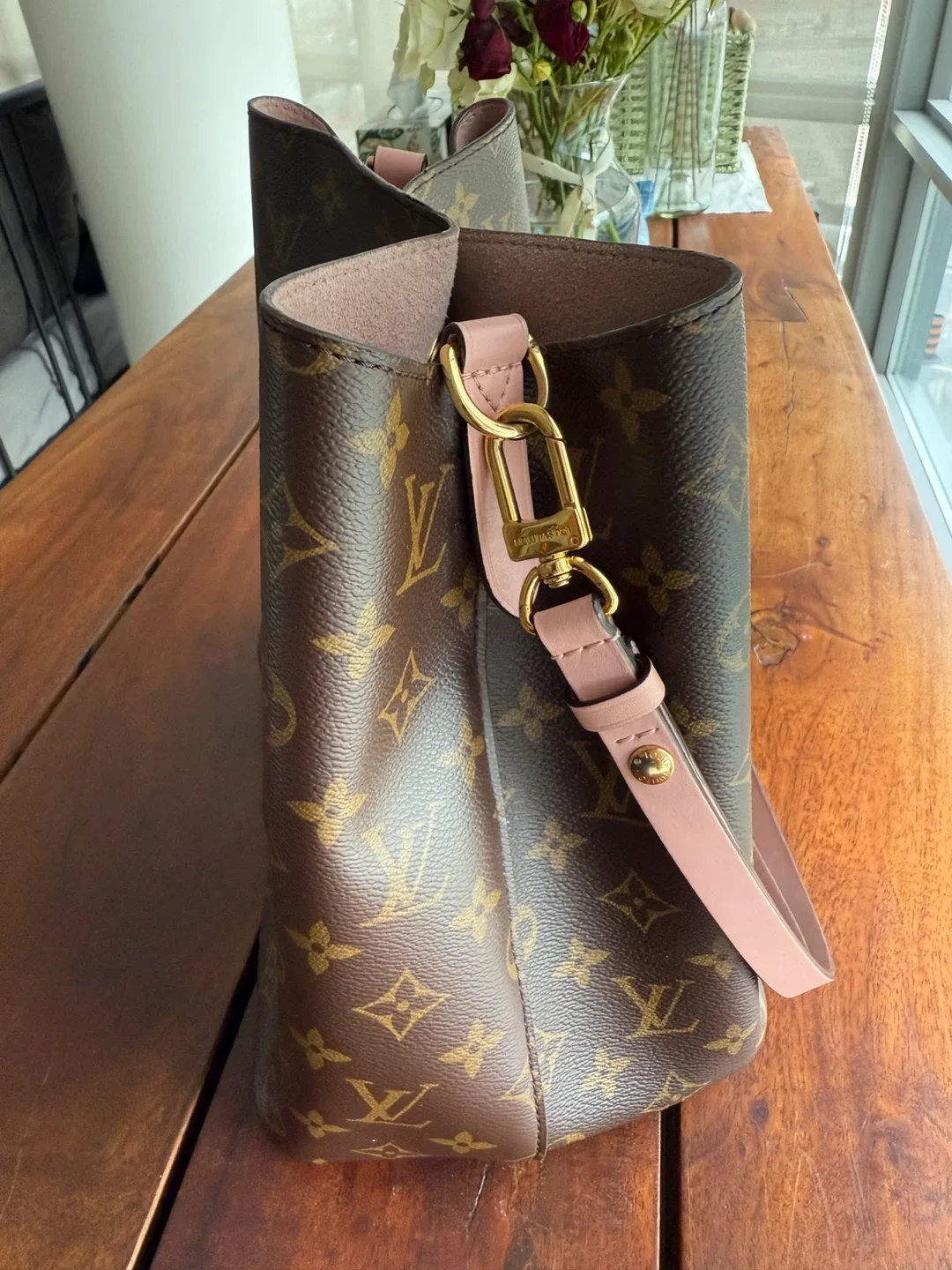 Louis Vuitton NeoNoe Bag image indicator(4)