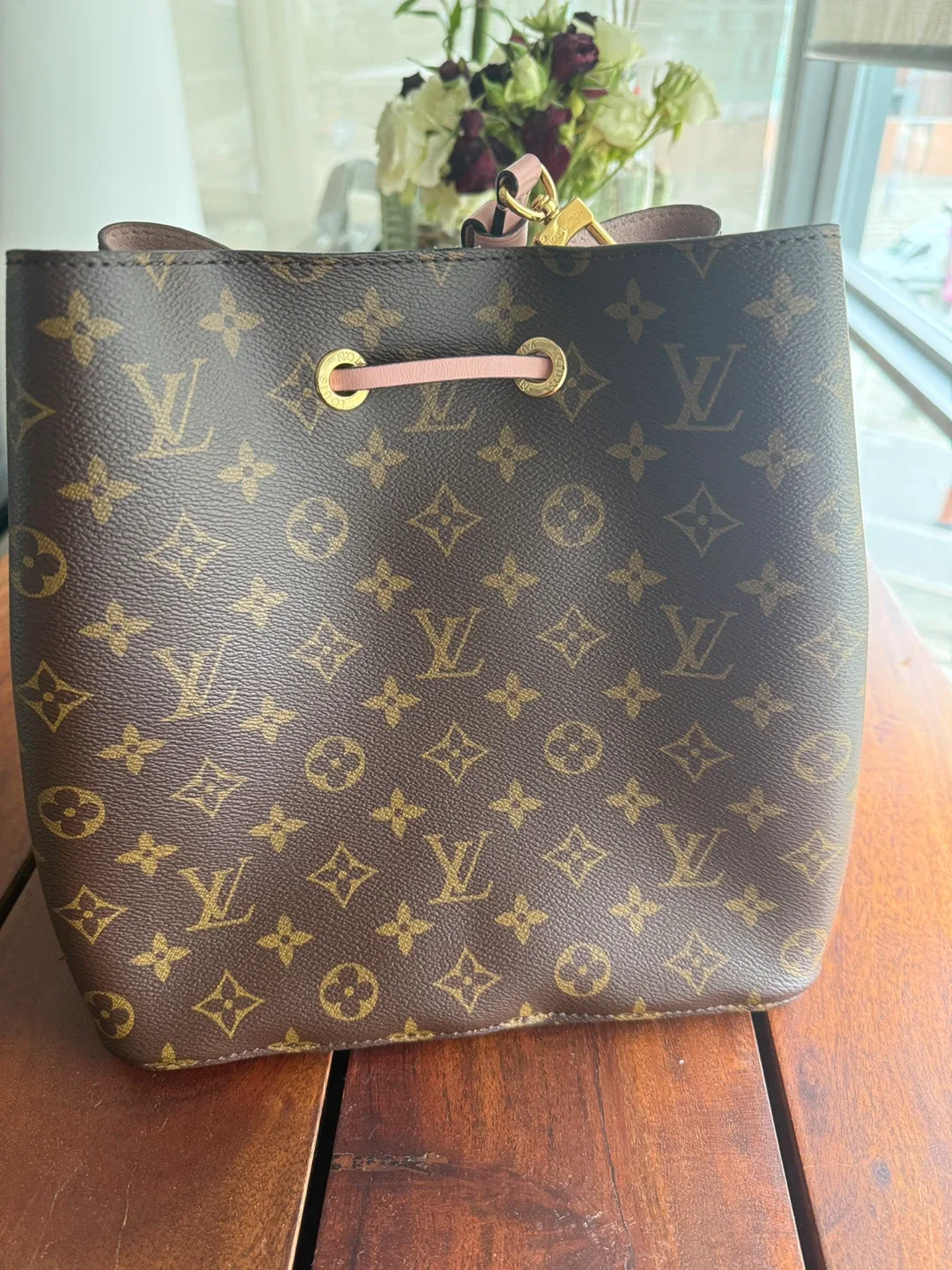 Louis Vuitton NeoNoe Bag image indicator(2)