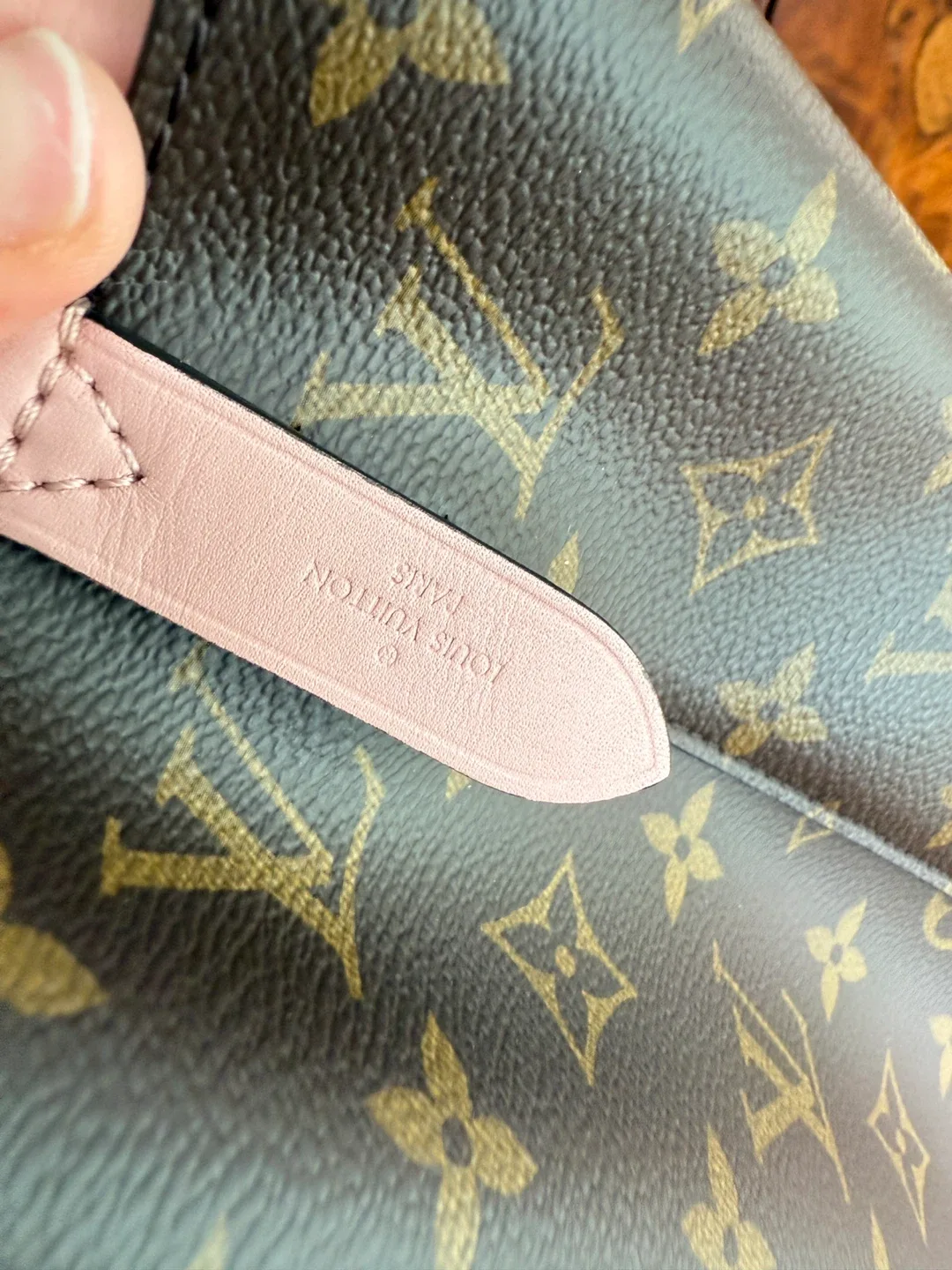 Louis Vuitton NeoNoe Bag image indicator(5)