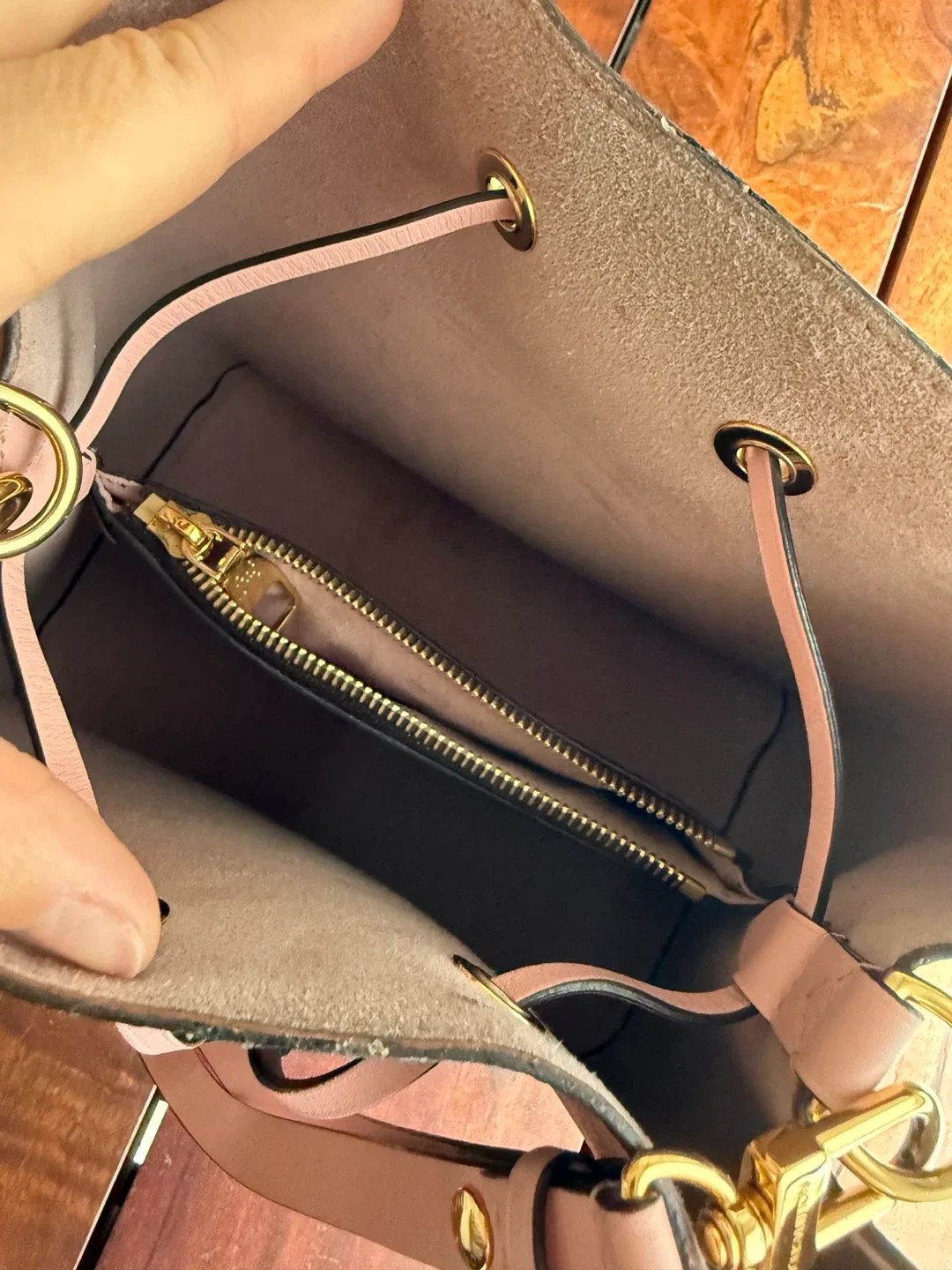 Louis Vuitton NeoNoe Bag image indicator(8)