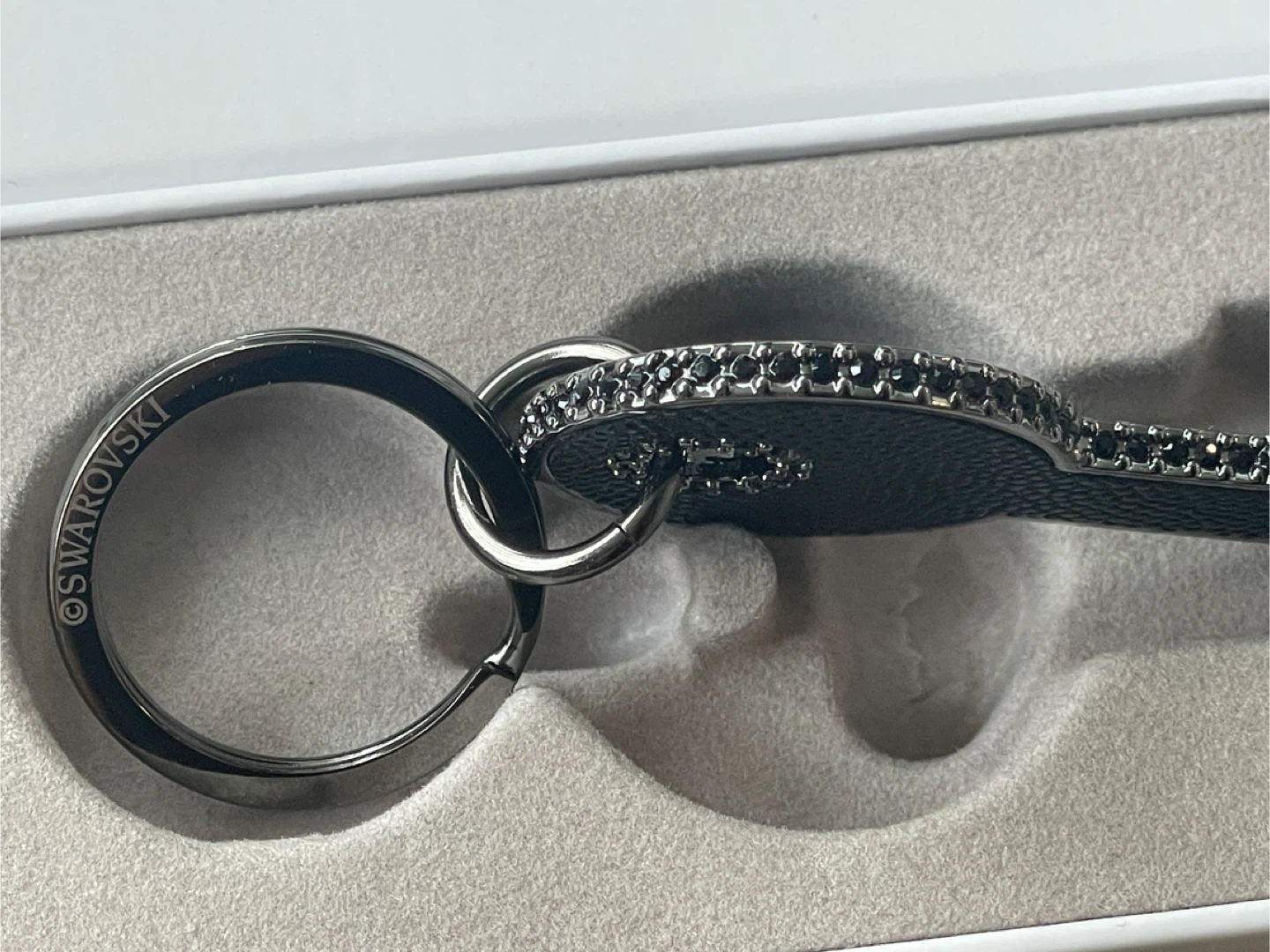 BRAND NEW 🥕 Swarovski Black Leather Keyring - photo 4