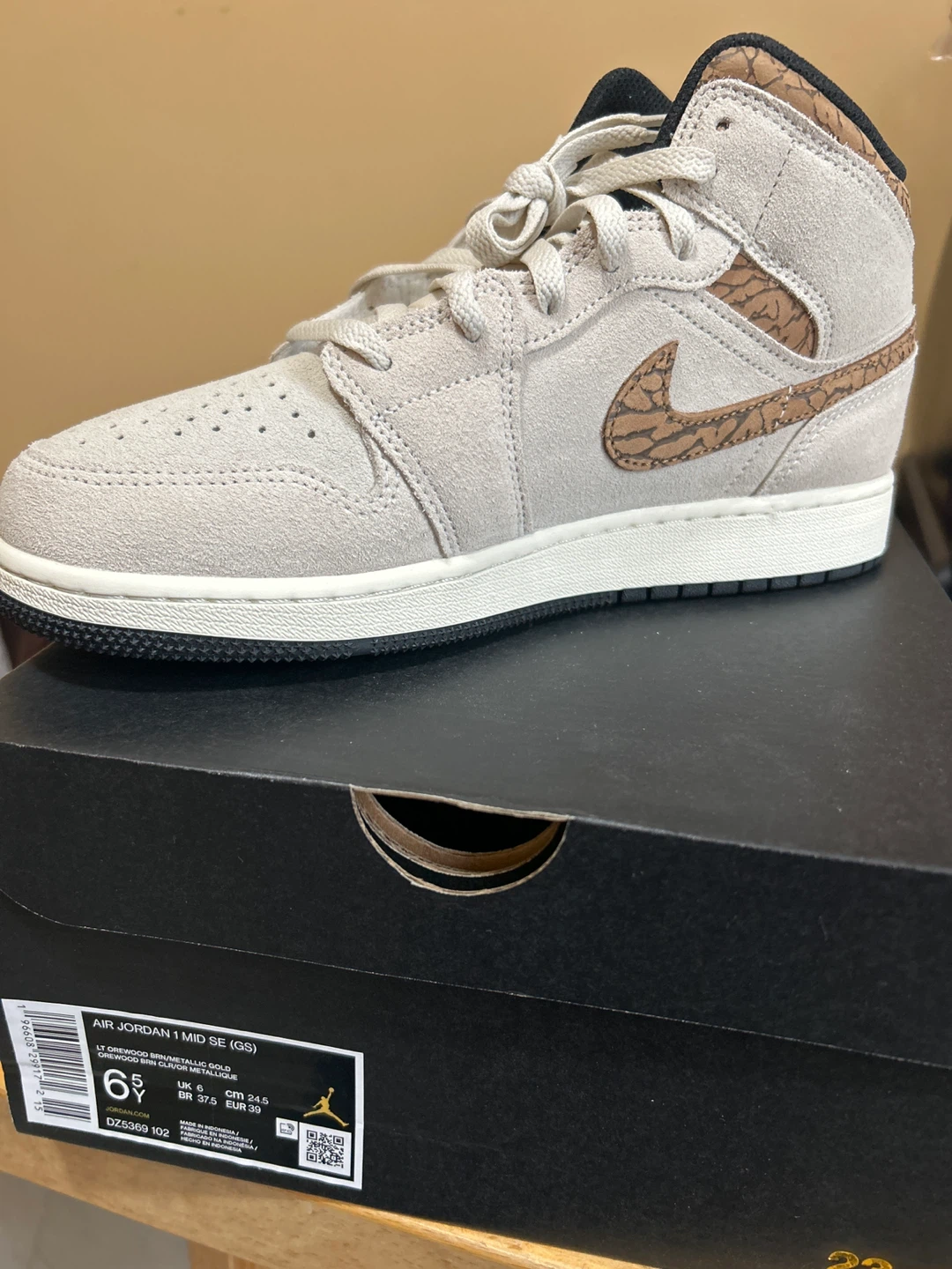 Air Jordan 1 Mid SE (GS) Size 6.5Y