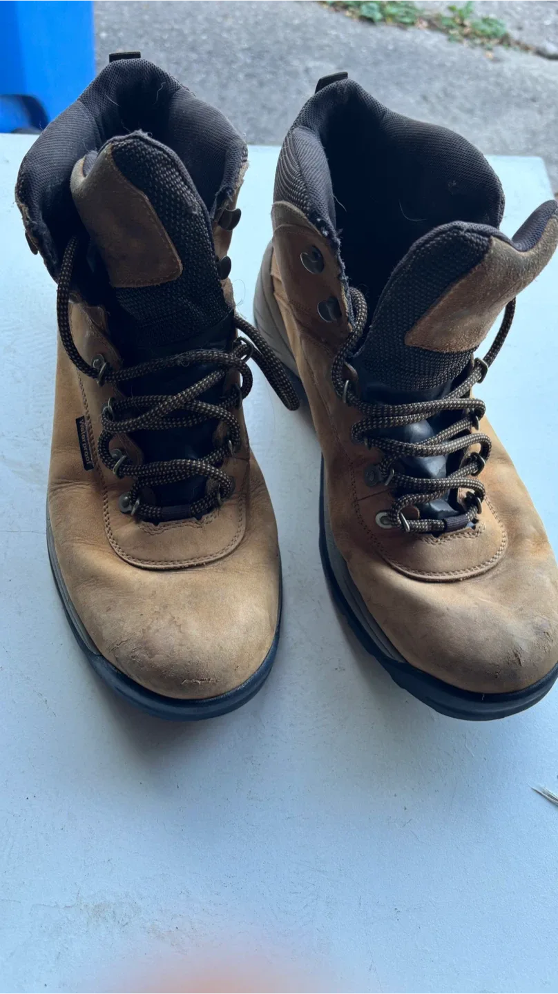 Timberland Hiking Boots - Size 9.5 thumbnail