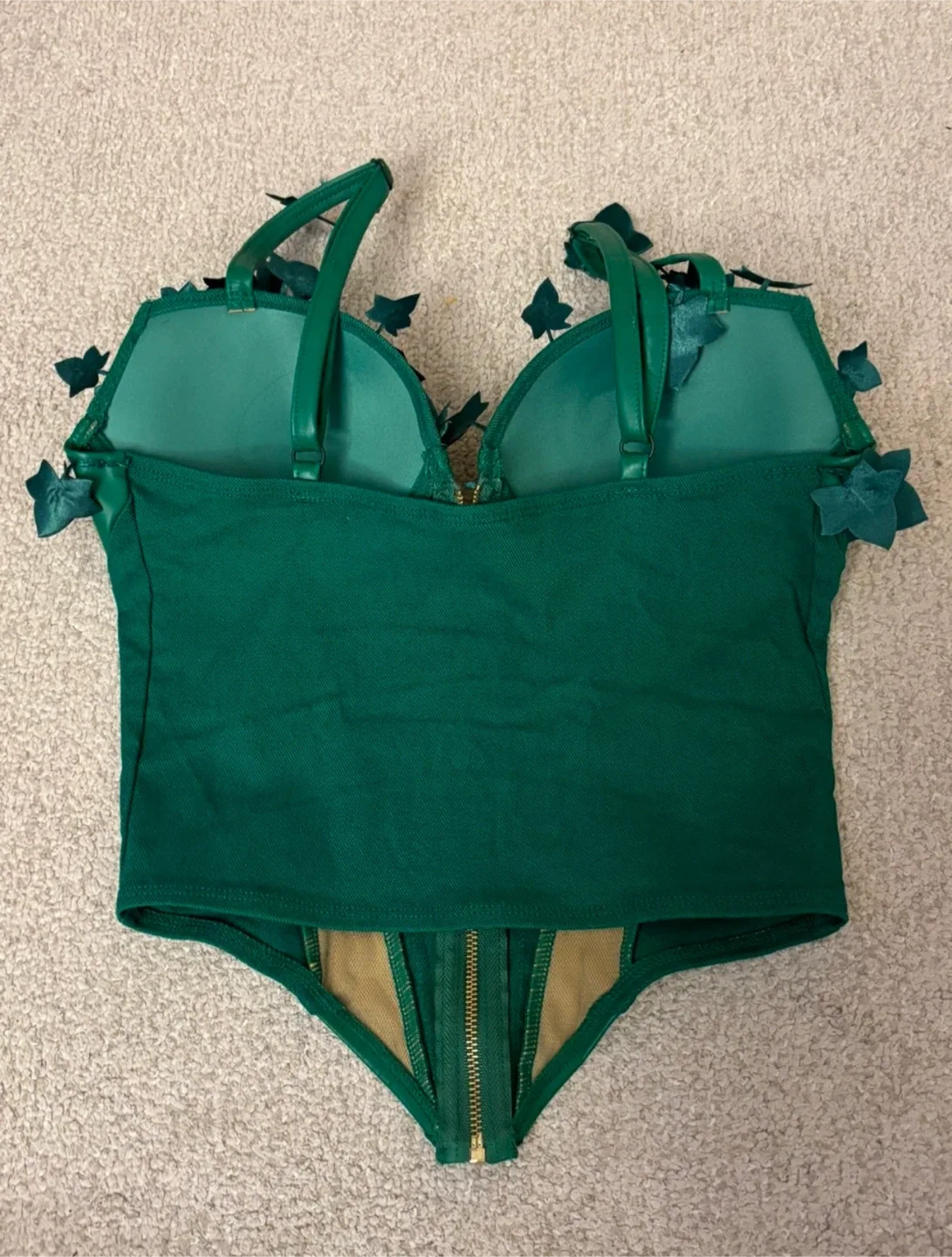 Women’s Halloween costume image indicator(2)