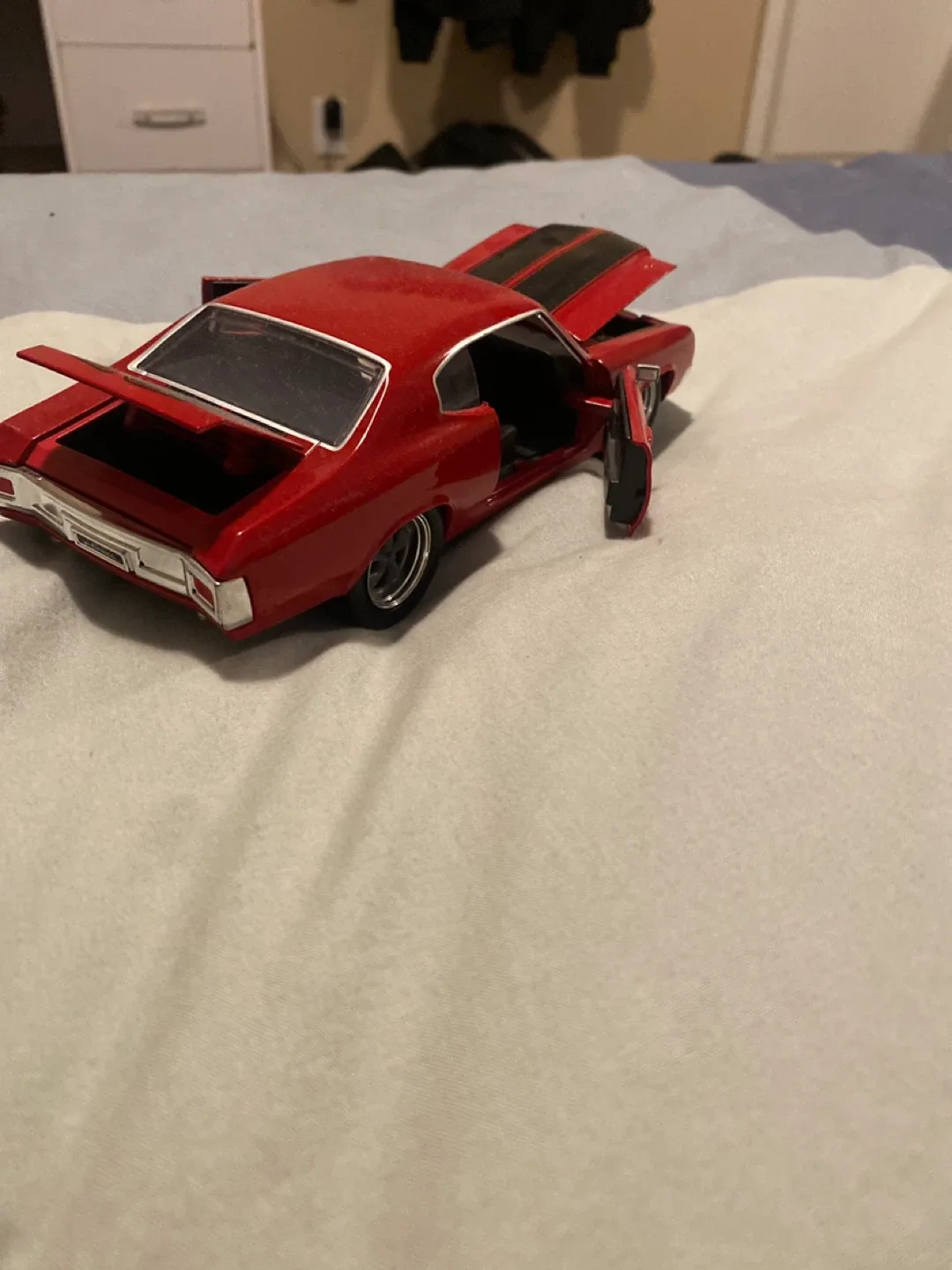 Red 1970 Chevrolet Chevelle SS Diecast Model Car image indicator(4)