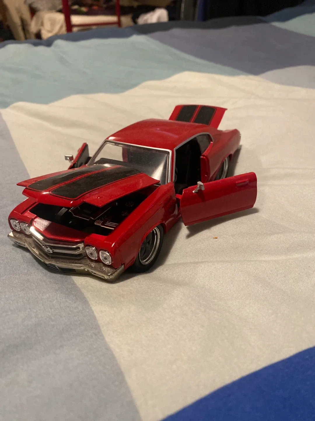 Red 1970 Chevrolet Chevelle SS Diecast Model Car image indicator(2)