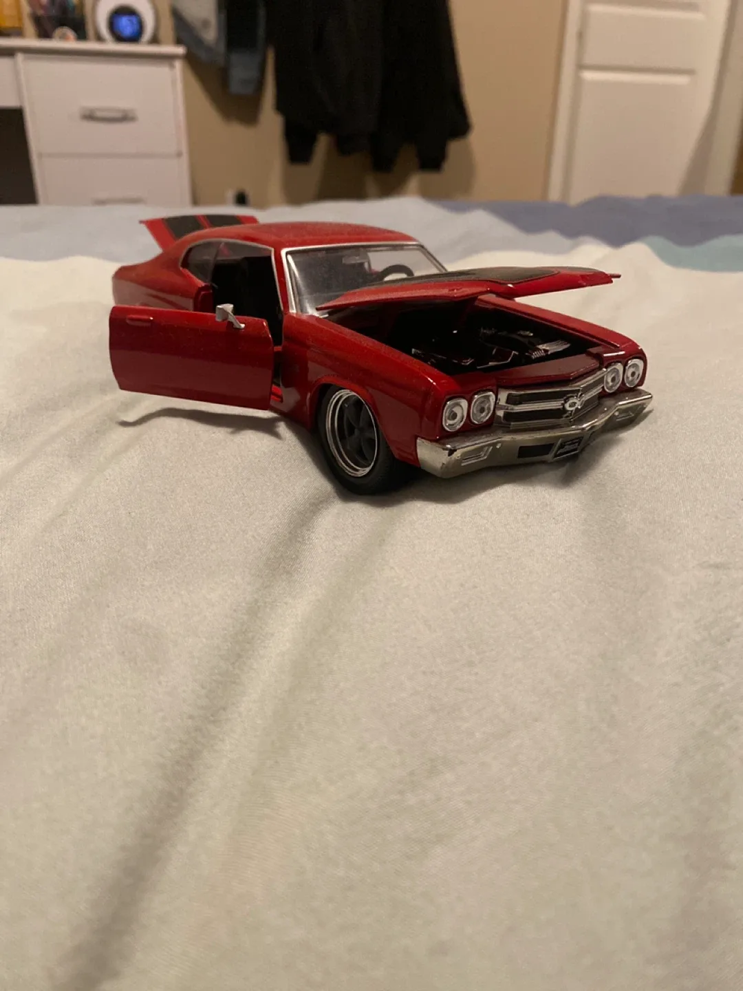 Red 1970 Chevrolet Chevelle SS Diecast Model Car image indicator(5)