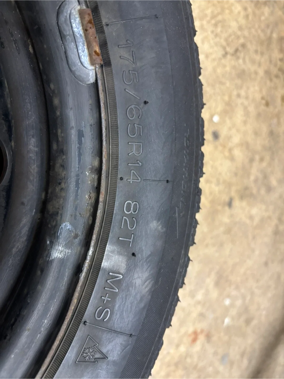 Uniroyal Winter Tires on Steel Rims - 175/65R14 image indicator(2)