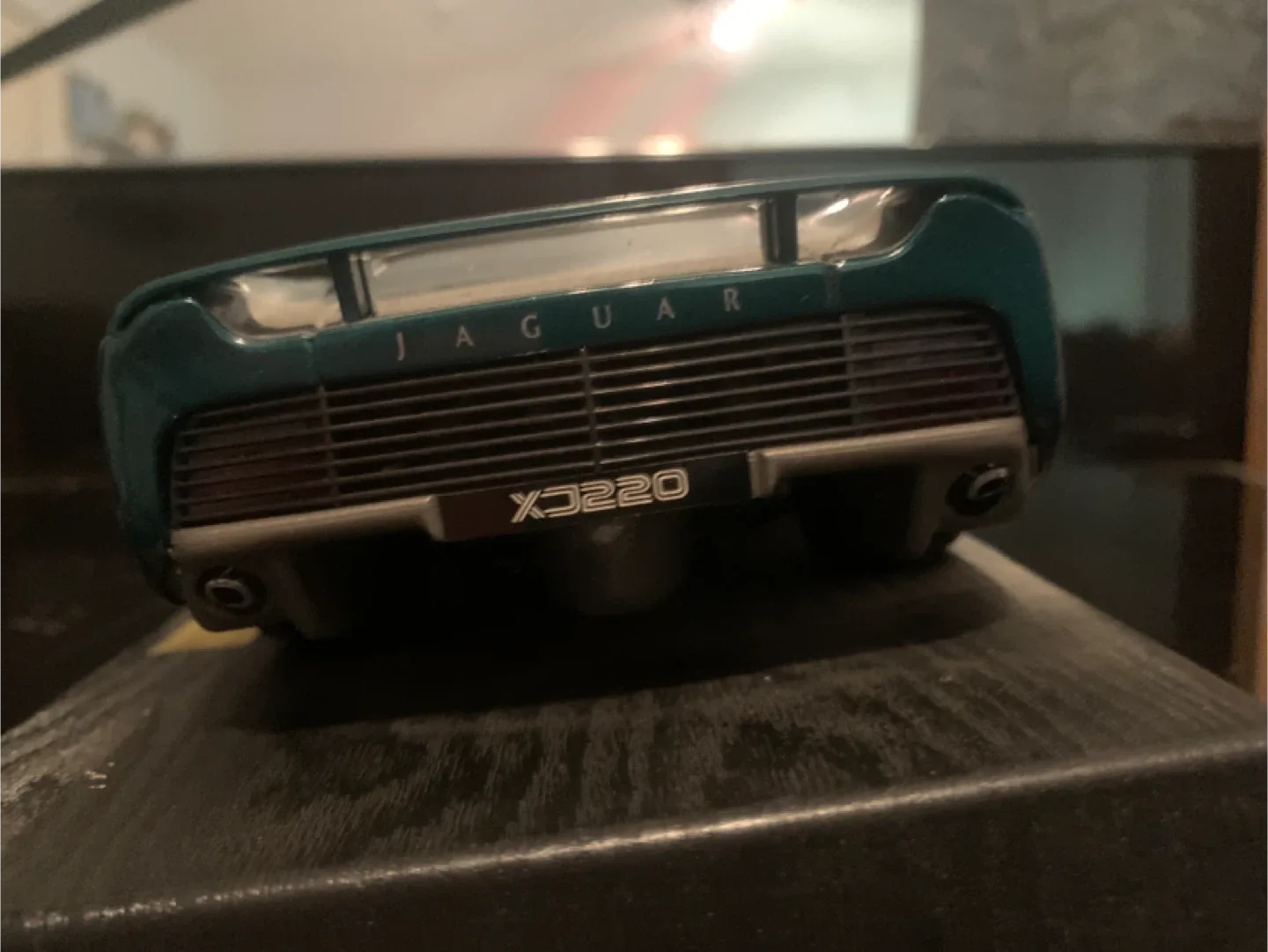 Maisto Jaguar XJ220 (1992) Diecast Model Car image indicator(4)