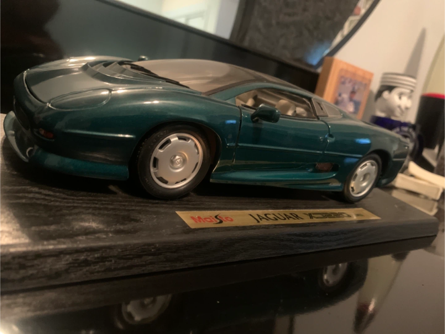 Maisto Jaguar XJ220 (1992) Diecast Model Car