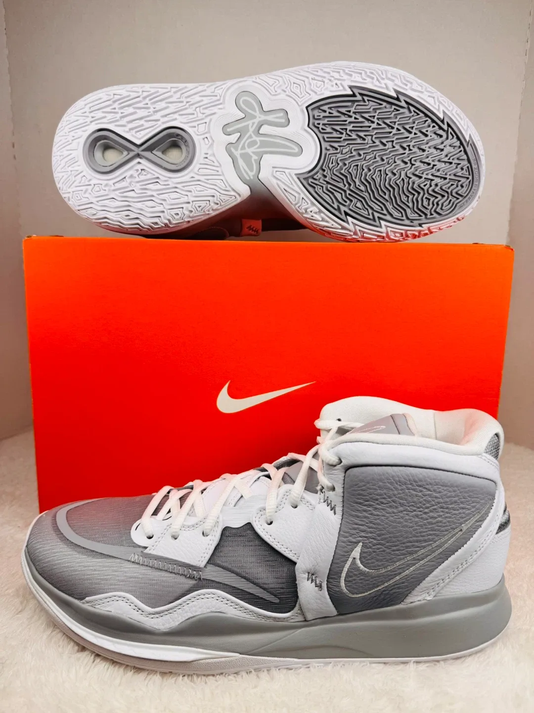 NEW Nike Kyrie Grey Basketball Shoes 13M 14.5W image indicator(2)