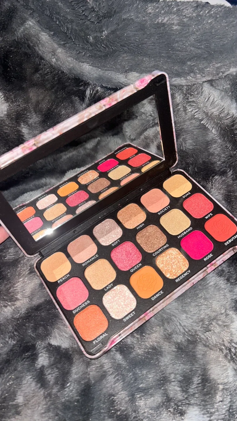 Makeup Revolution Forever Flawless Constellation Palette image indicator(2)