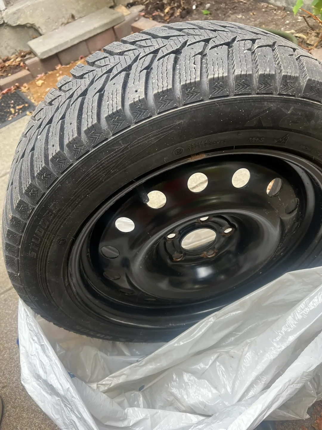 Winter Tires 215/55R17 Winter Tires on Steel Rims (RW506) image indicator(4)
