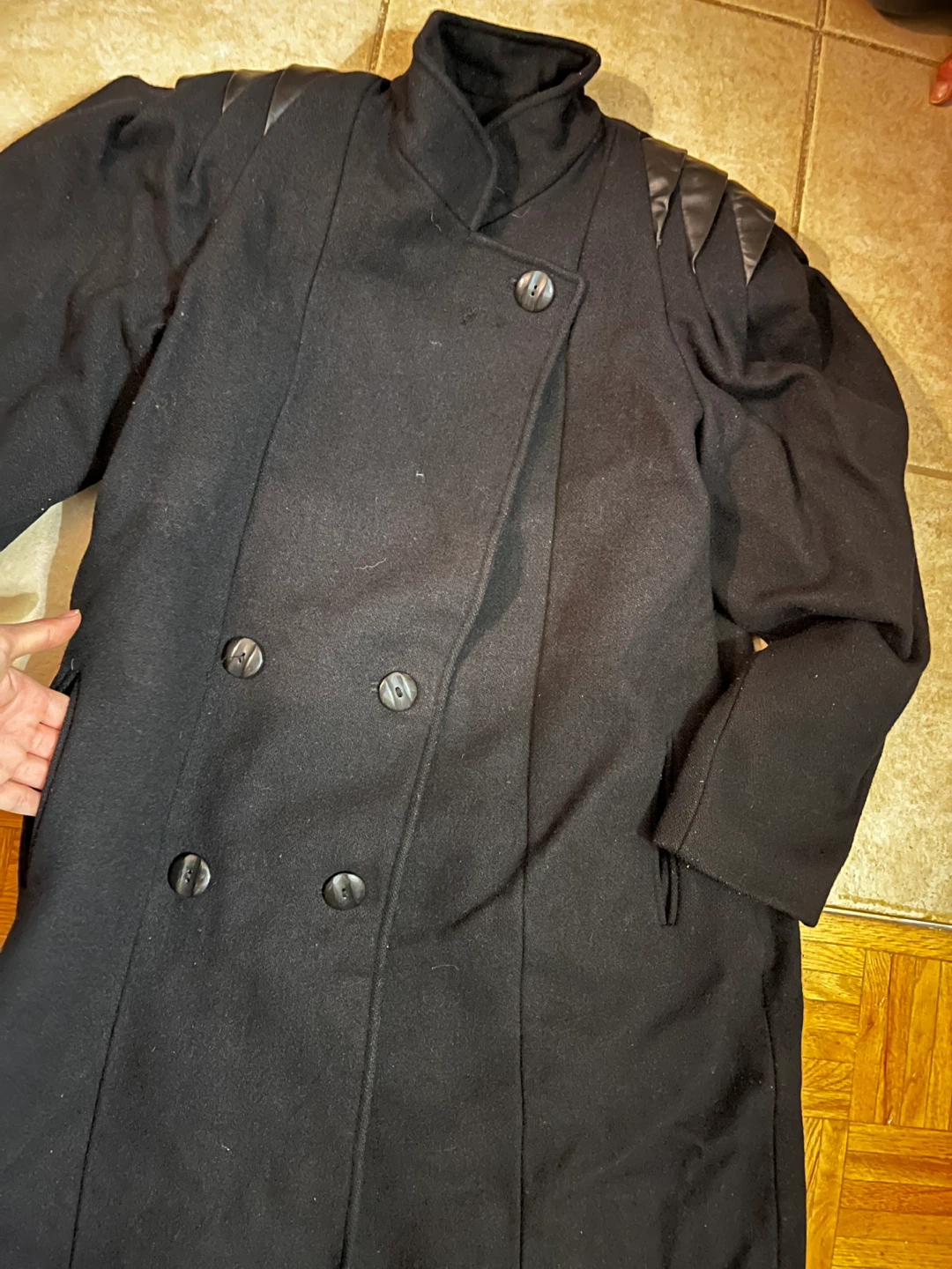 Black Wool Coat with detailings on shoulders - photo 2