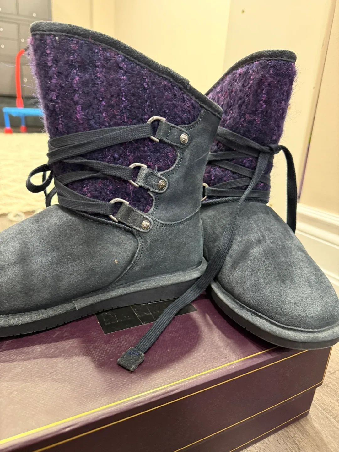 Bearpaw Colby Suede/Barret Wool Boots (8 US) image indicator(10)