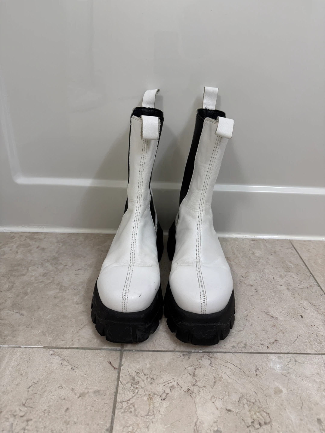 L'INTERVALLE  White Leather Chelsea Boots, Size 7 - photo 2