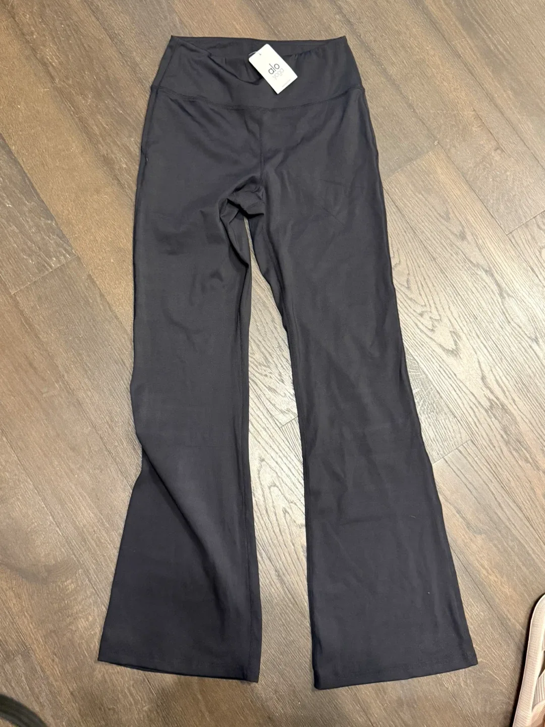 New Alo Yoga High-Waist Flare Leggings - Size M image indicator(3)