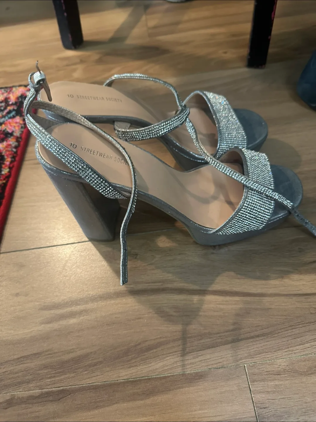 10 Streetwear Society Silver Heels image indicator(3)