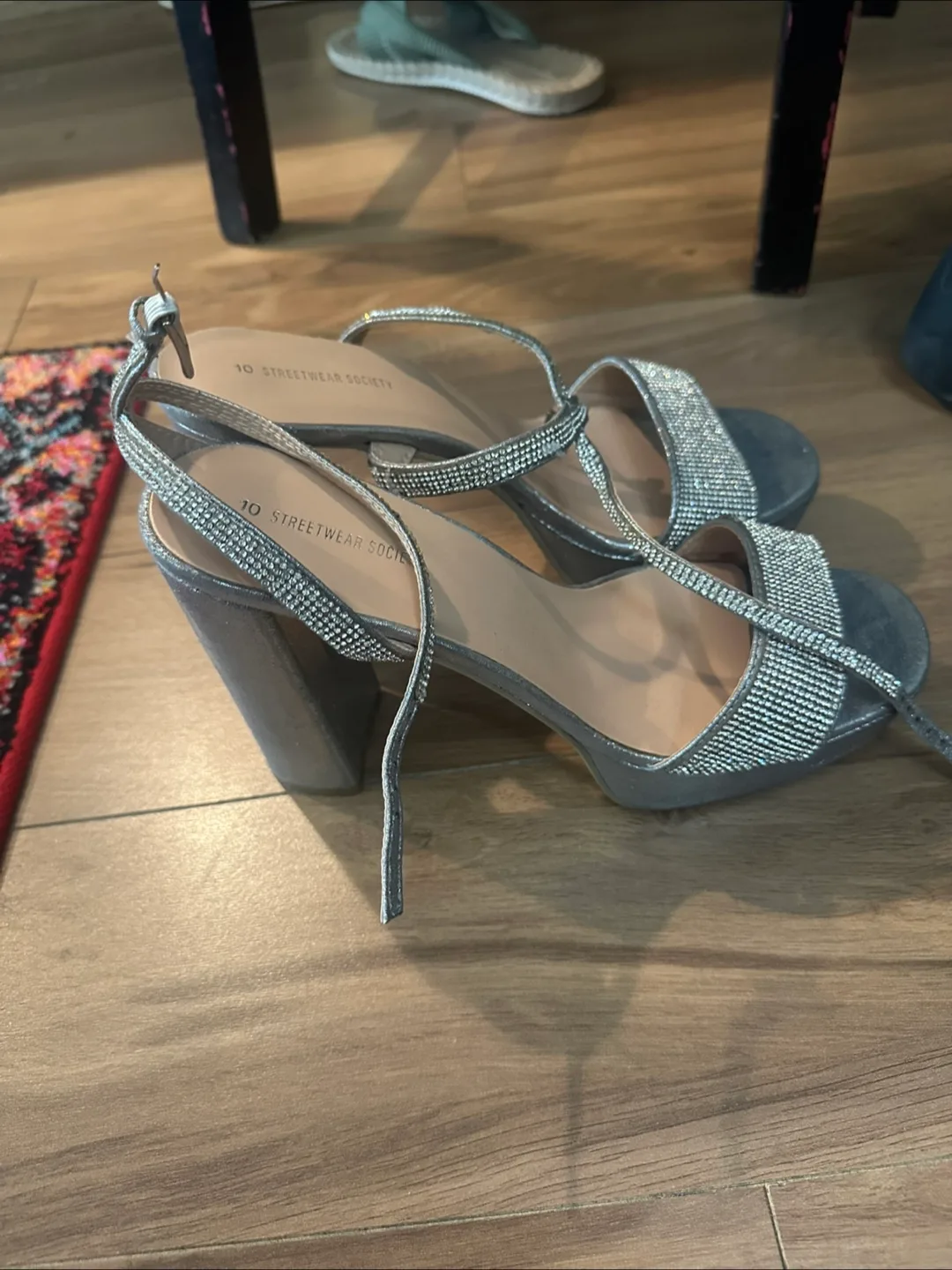 10 Streetwear Society Silver Heels image indicator(2)