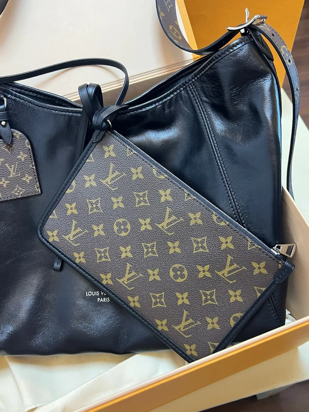 Brand new LV CARRYA.VIBE MM NOIR 🖤 image indicator(2)