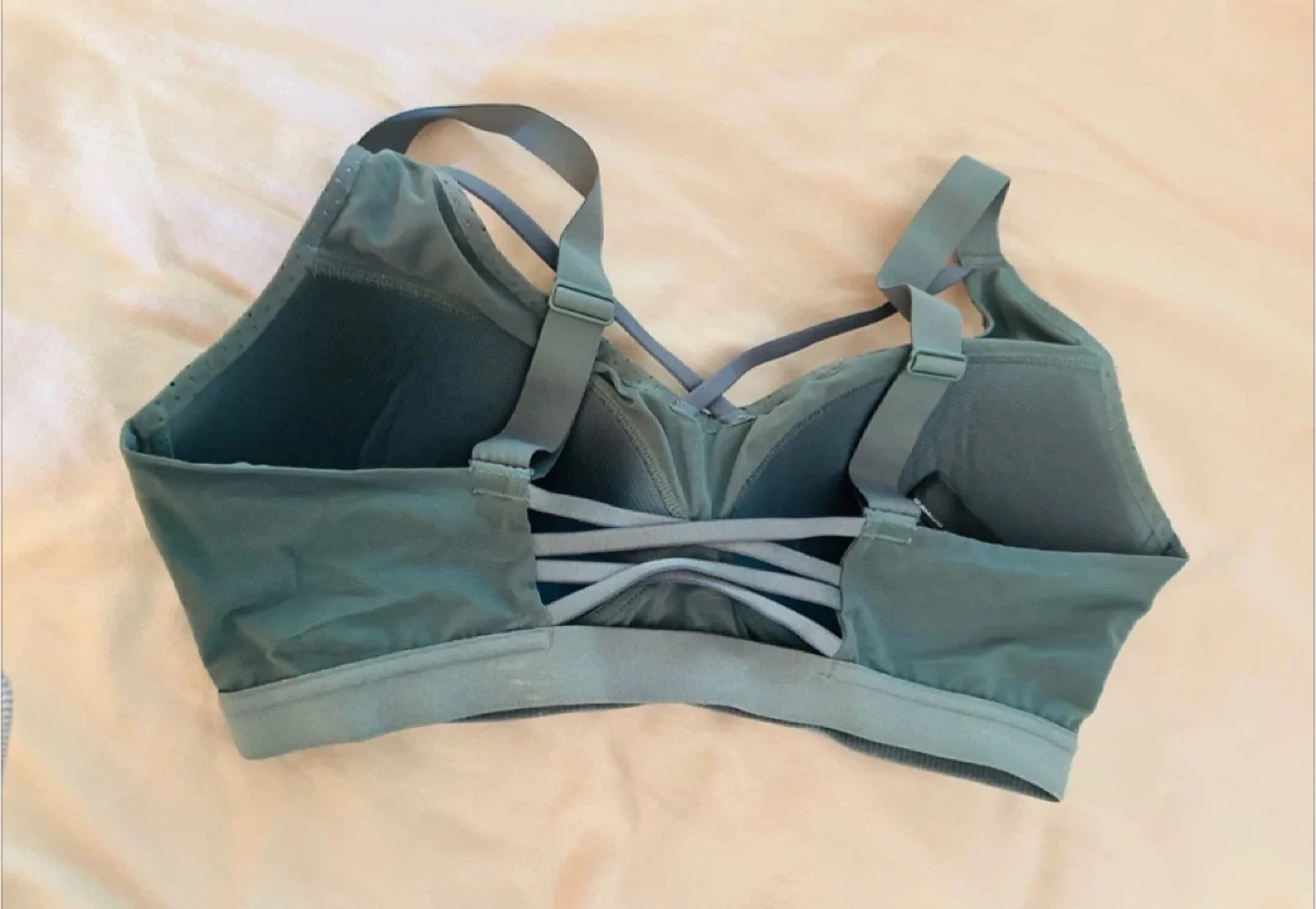 BRAND NEW Victoria Sport Bra 34D image indicator(2)
