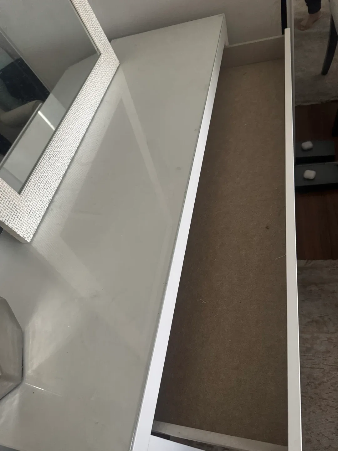 Avenue 9 vanity desk with glass top and Mirror image indicator(6)