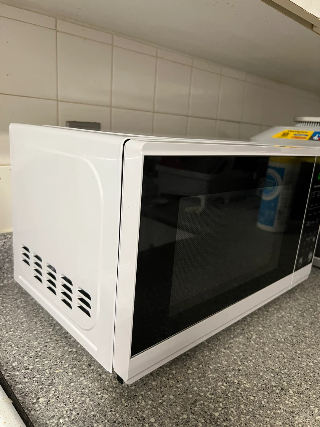 Hamilton Beach 0.7 cu ft Compact Microwave – Great Condition - photo 3