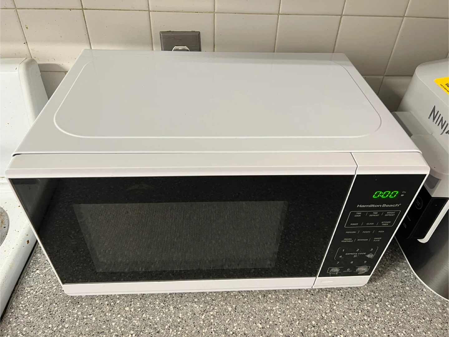 Hamilton Beach 0.7 cu ft Compact Microwave – Great Condition - photo 2