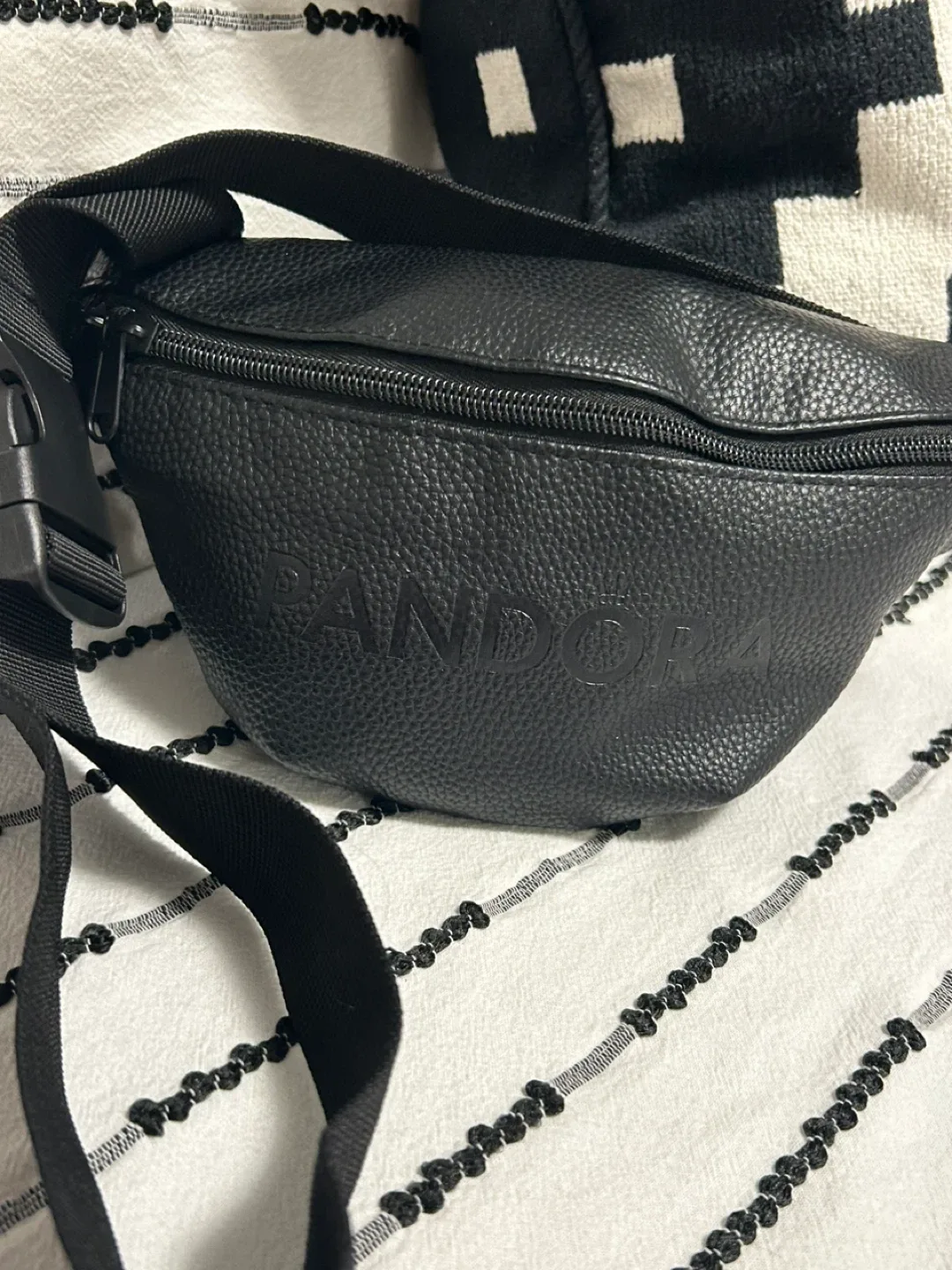 Pandora Black Belt Bag image indicator(2)