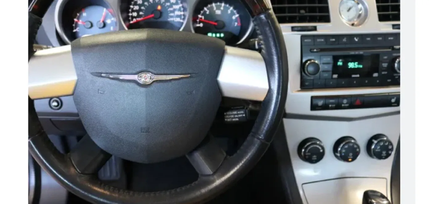 Silver Chrysler Sebring Sedan image indicator(7)