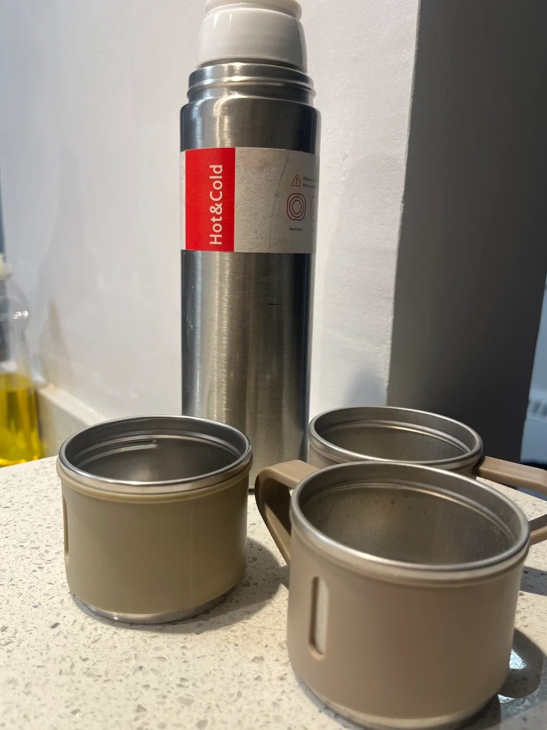 Hot & Cold Stainless Steel Thermos with 3 Cups image indicator(2)