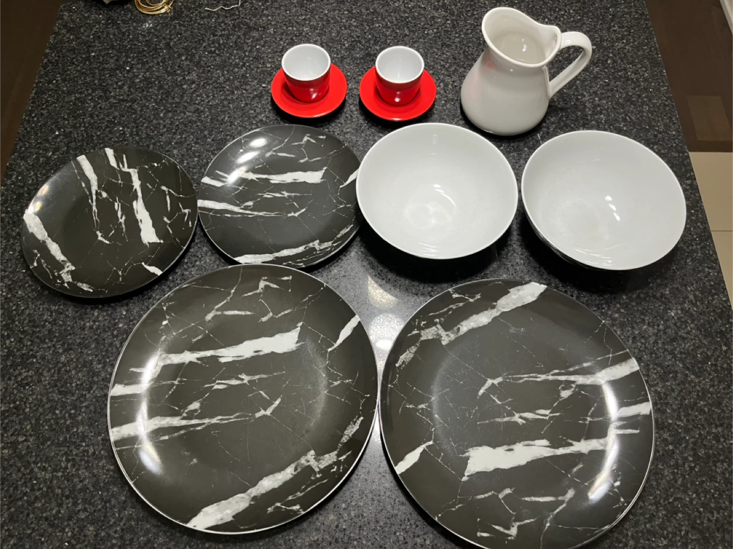 9 pieces Dinnerware Set: Plates, Bowls, Pitcher
