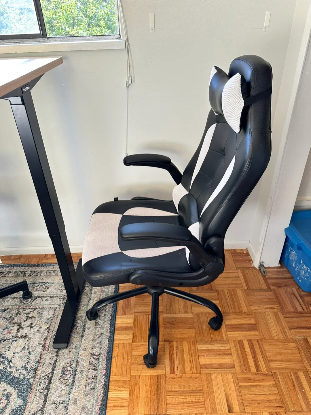 Gaming Chair - Black & White image indicator(2)