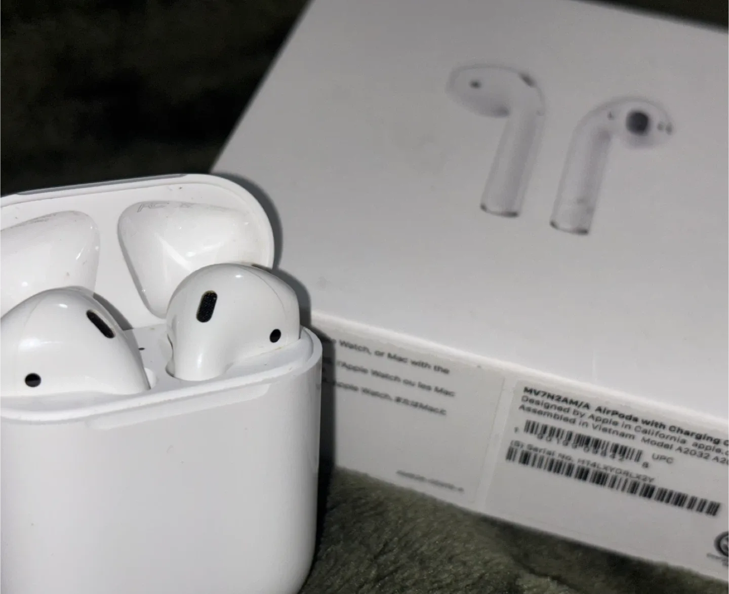 Apple AirPods (2nd Gen) thumbnail