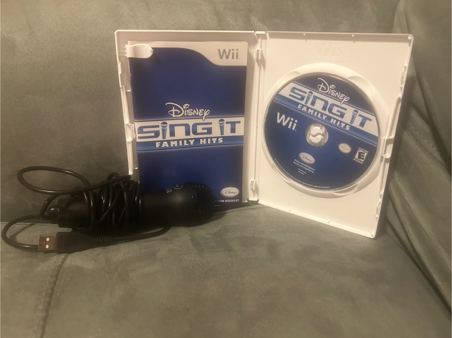Disney Sing It: Family Hits Wii Game with Microphone - photo 3