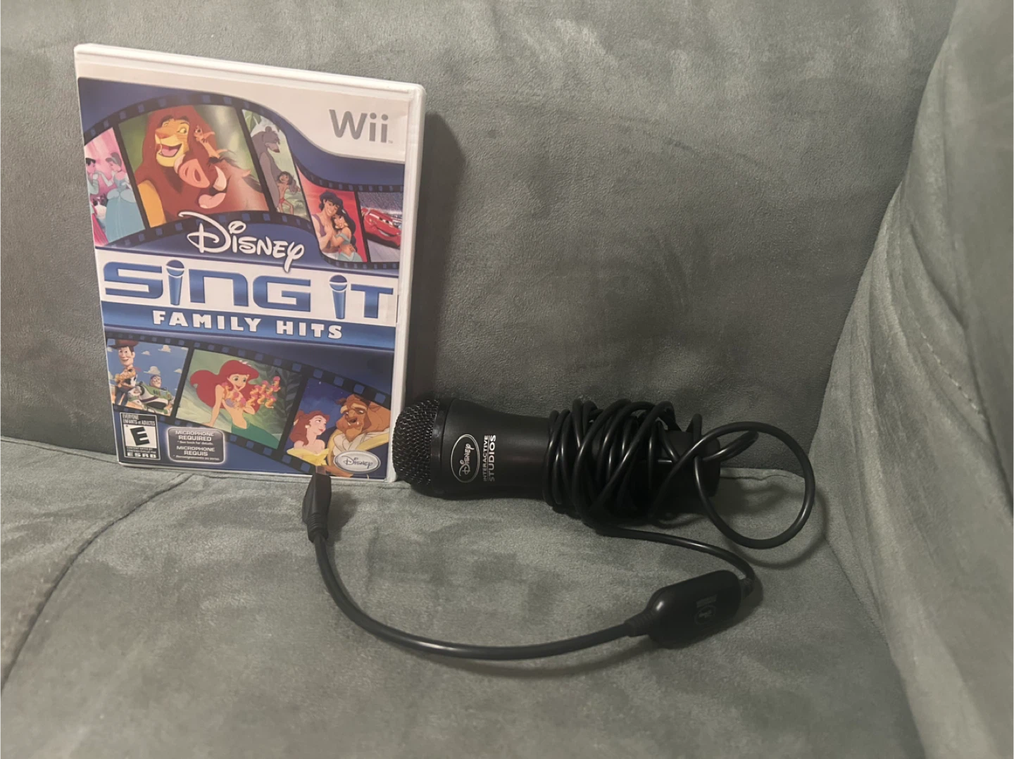 Disney Sing It: Family Hits Wii Game with Microphone - photo 4