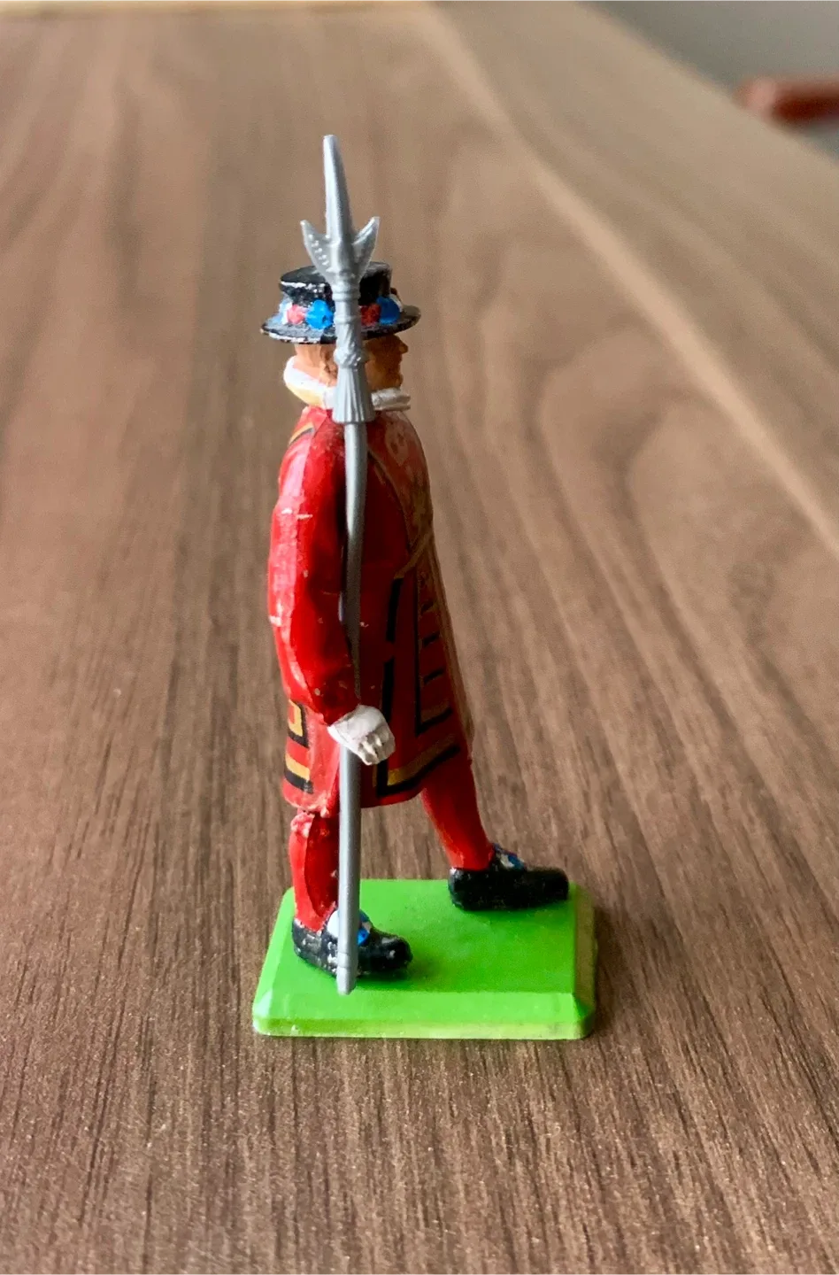 Vintage 1986 Beefeater Guard Figurine image indicator(5)