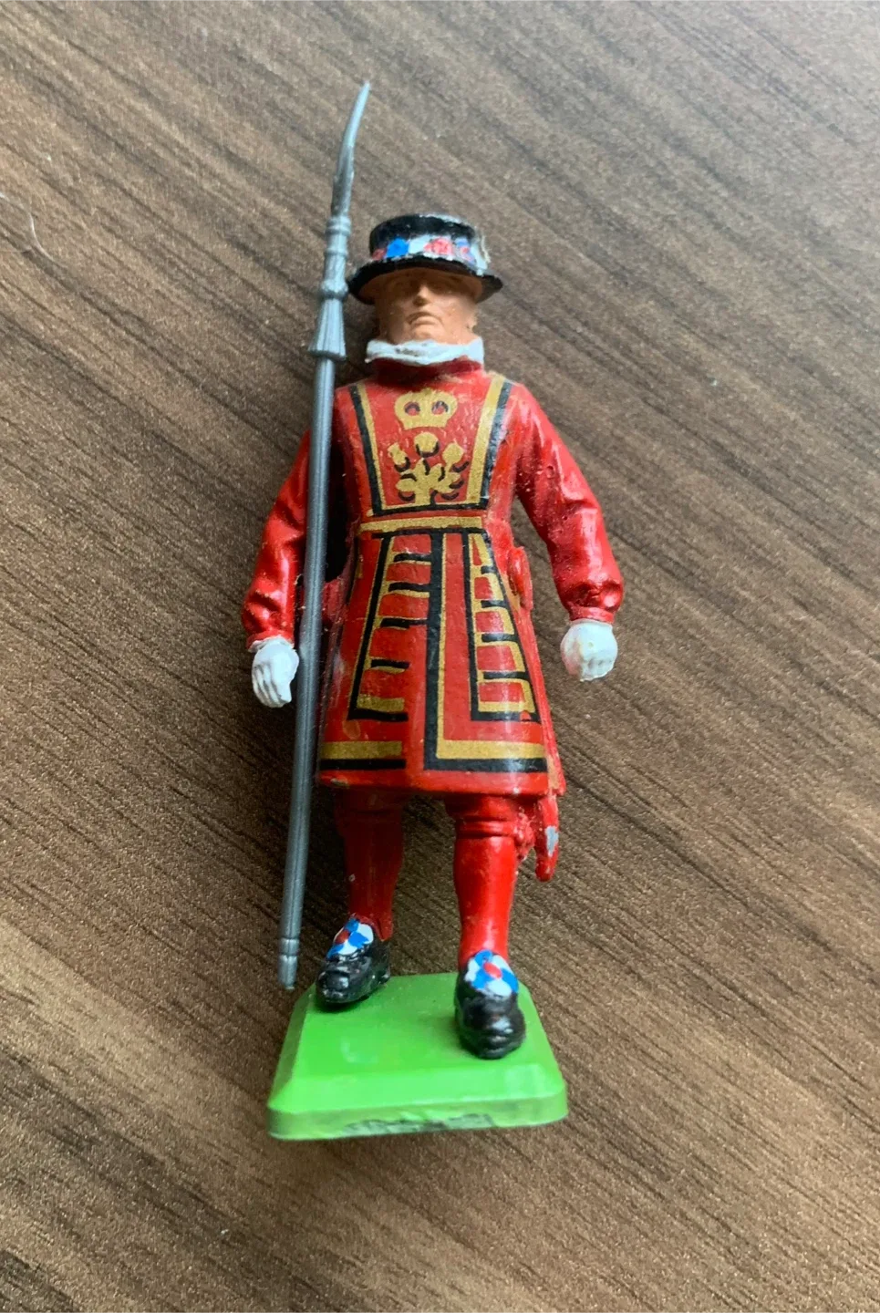 Vintage 1986 Beefeater Guard Figurine image indicator(2)