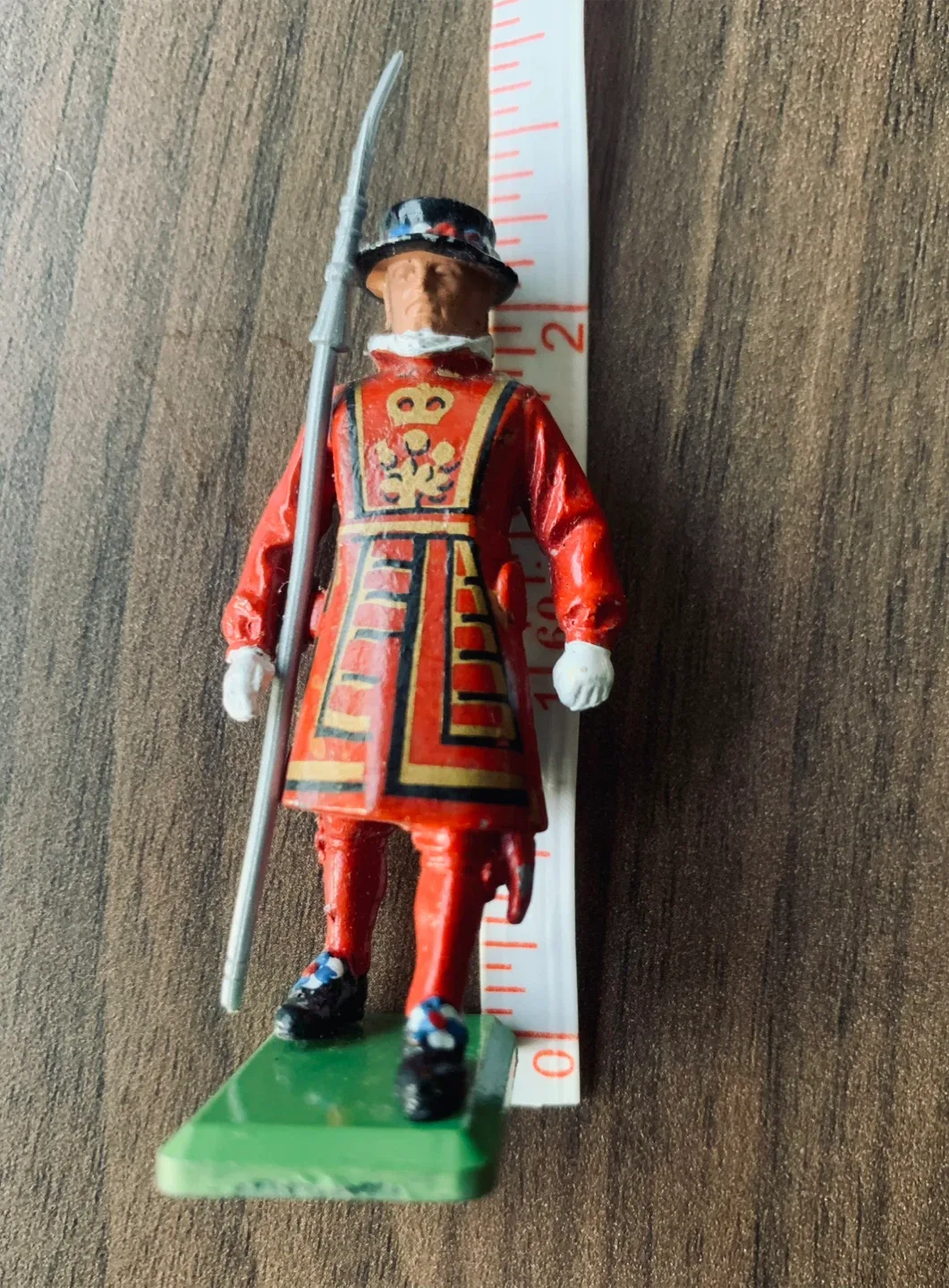 Vintage 1986 Beefeater Guard Figurine image indicator(3)