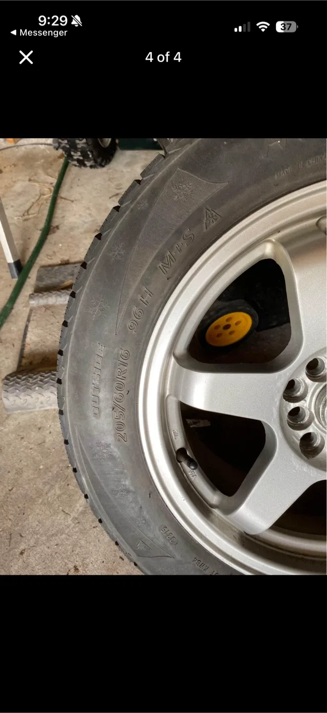 Set of 4 ECOSNOU Winter Tires 205/60R16 image indicator(4)