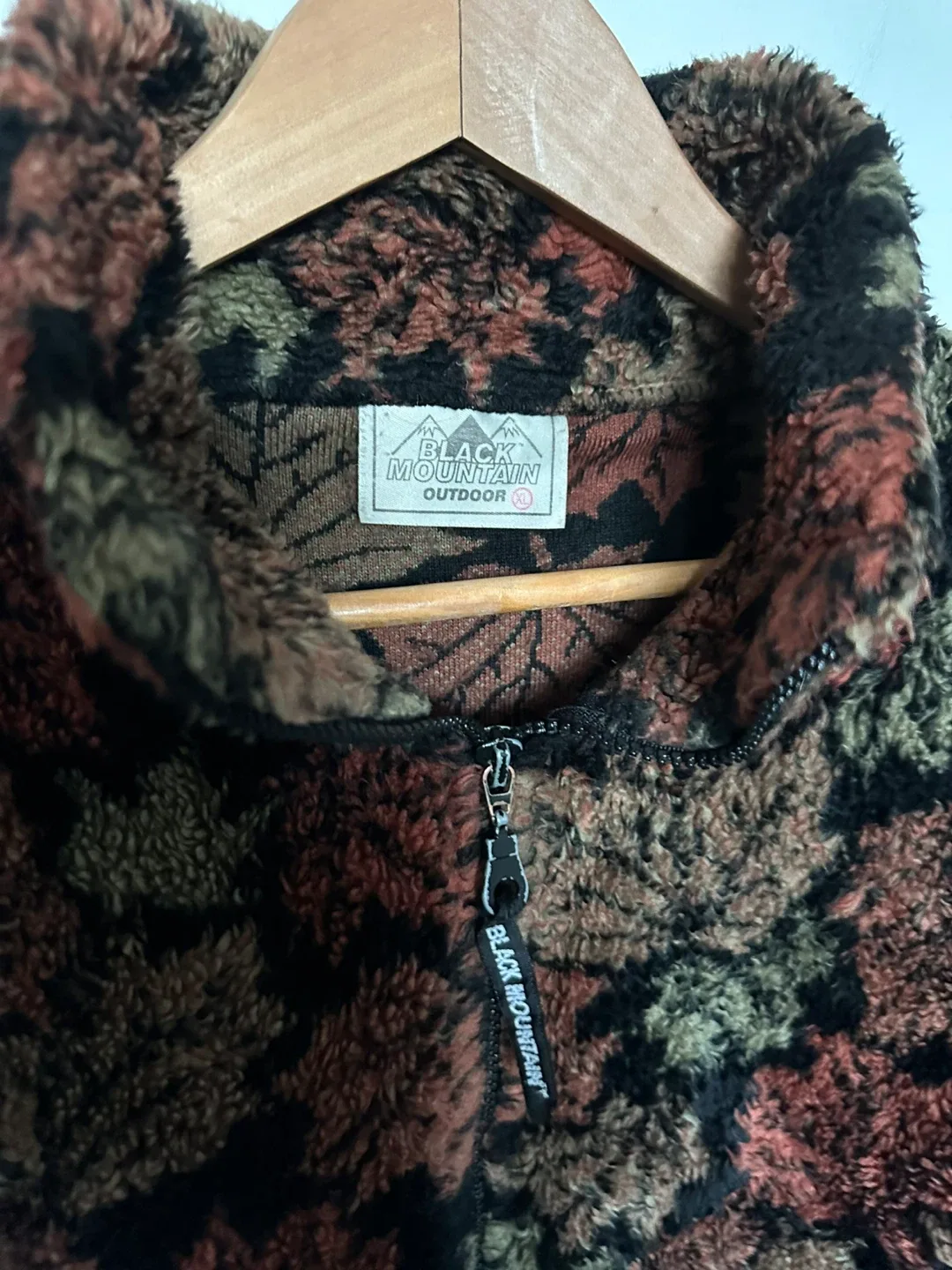 Vintage Fleece Fall Jacket Black Mountain Cozy Leaf Pattern image indicator(4)